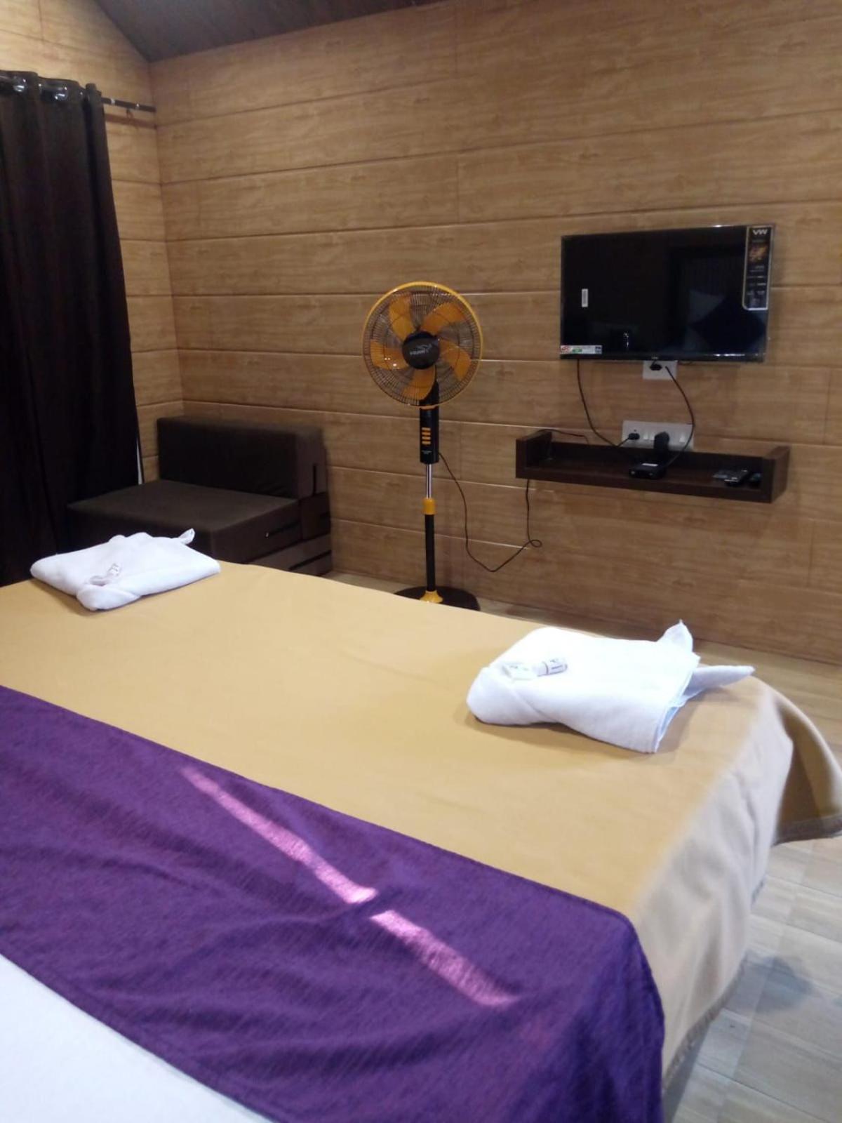 Whistling Waves Beach Resort Ānjarle Eksteriør bilde