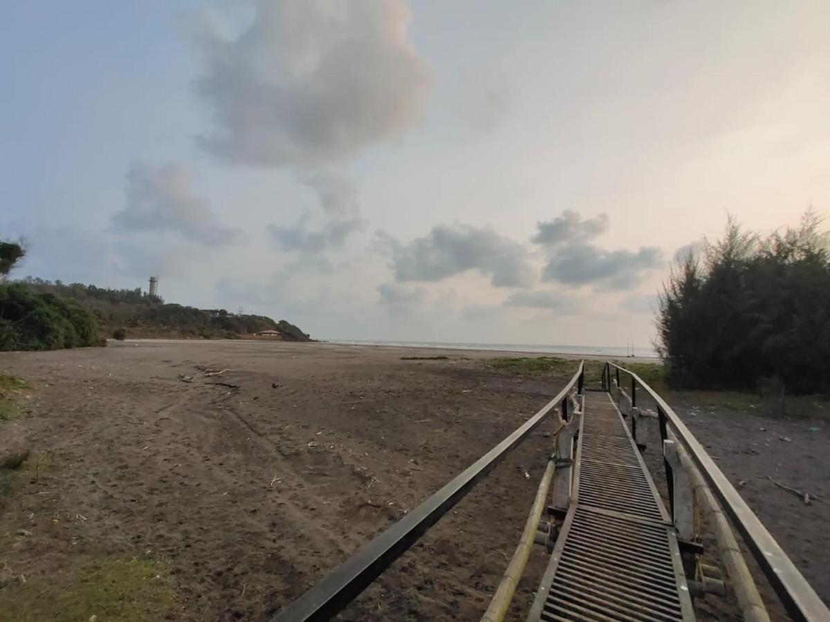 Whistling Waves Beach Resort Ānjarle Eksteriør bilde